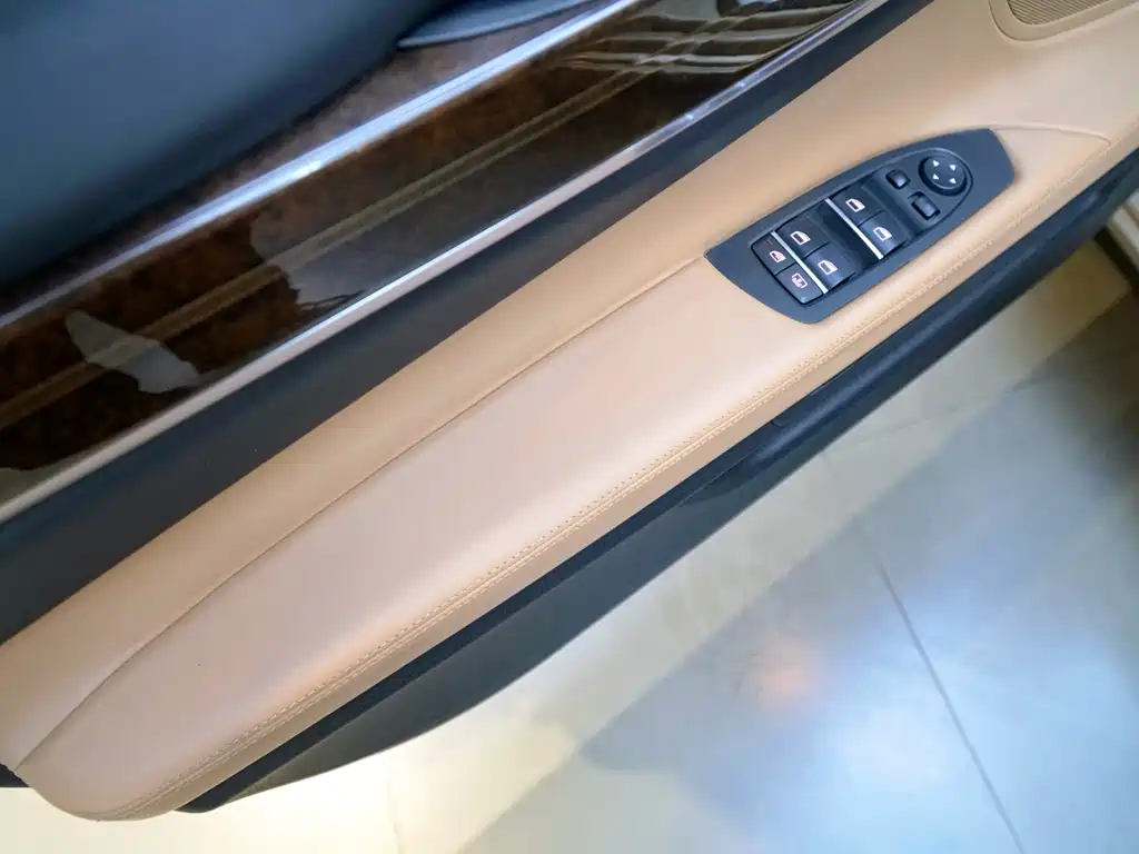 BMW 7 Series 2012 — фото 12