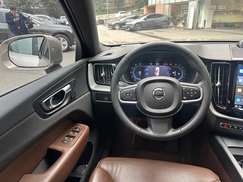 Volvo XC60 2022 — фото 15