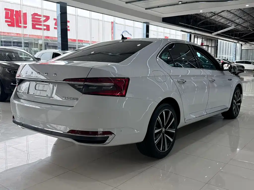 Skoda Superb 2023 — фото 6