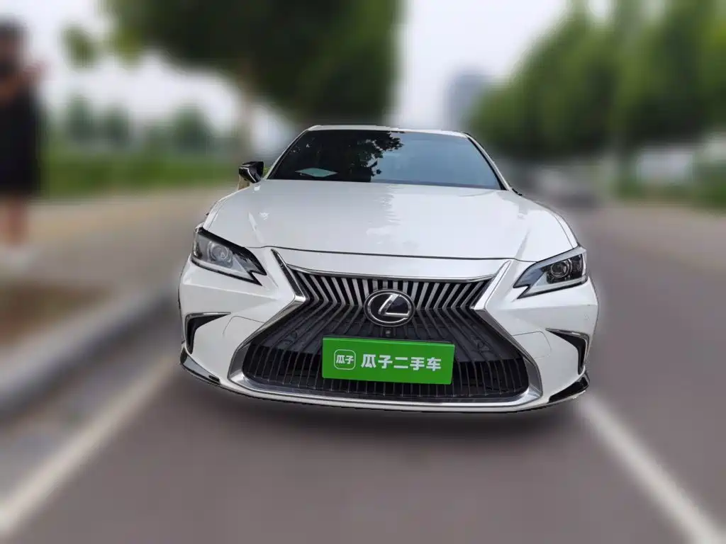 Lexus ES 2019 — фото 24