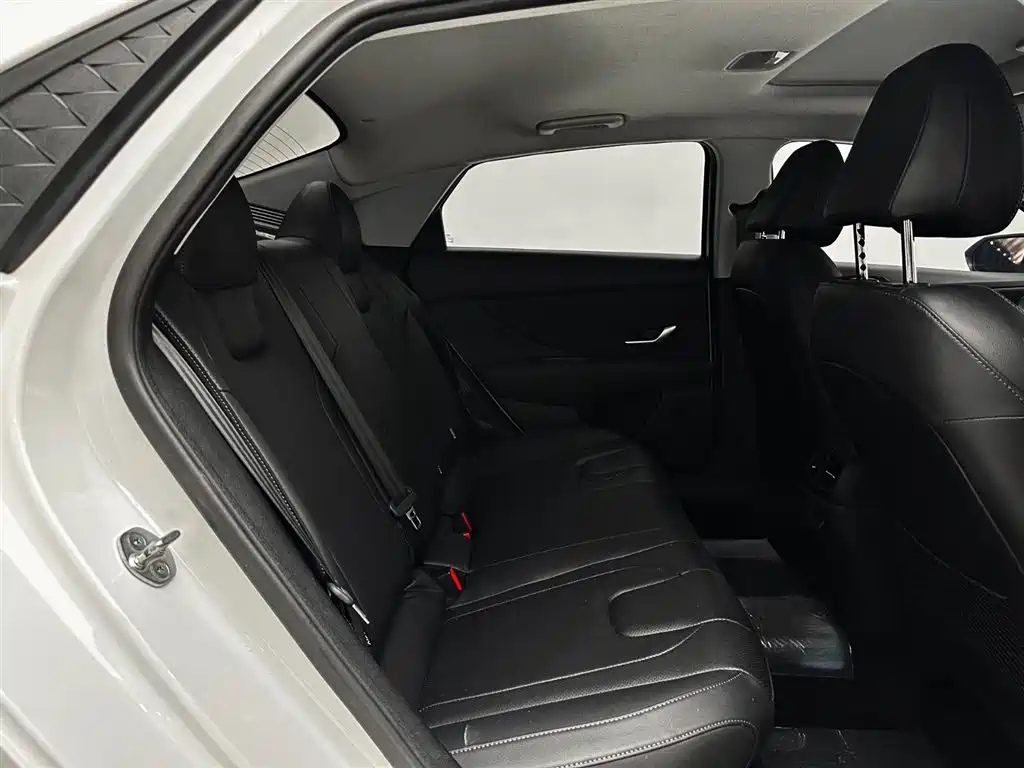 Hyundai Elantra 2023 — фото 14