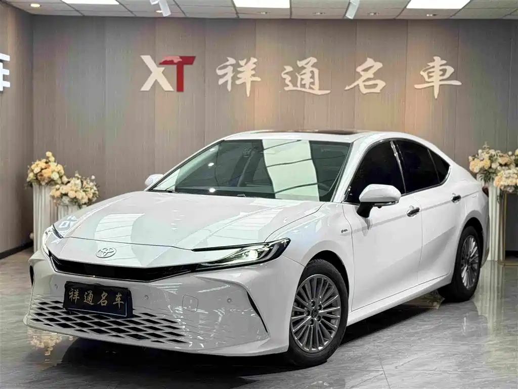 Toyota Camry 2024 — фото 1