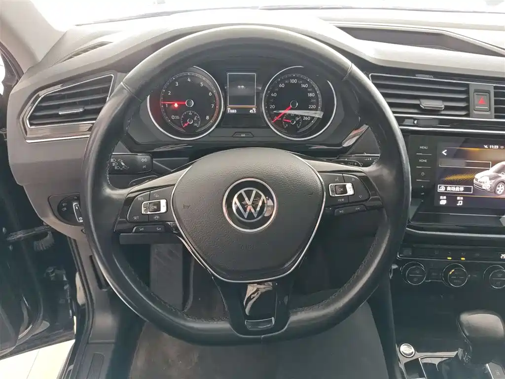 Volkswagen Tiguan L 2021 — фото 11