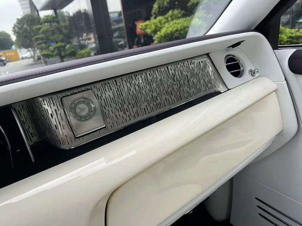 Rolls-Royce Phantom 2019 — фото 9