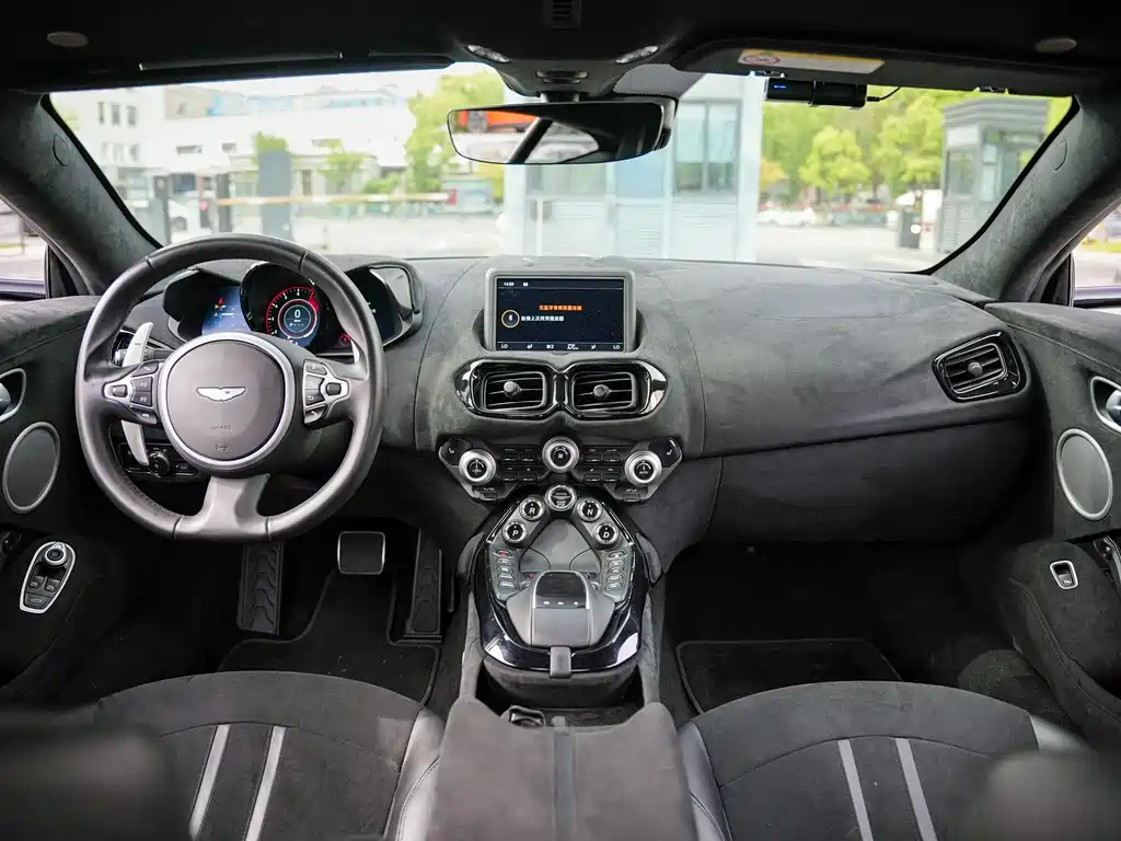 Aston Martin V8 Vantage 2021 — фото 17