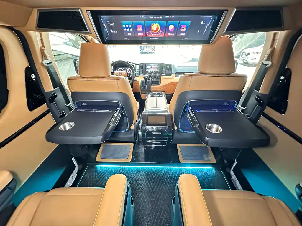 Toyota Hiace 2023 — фото 10