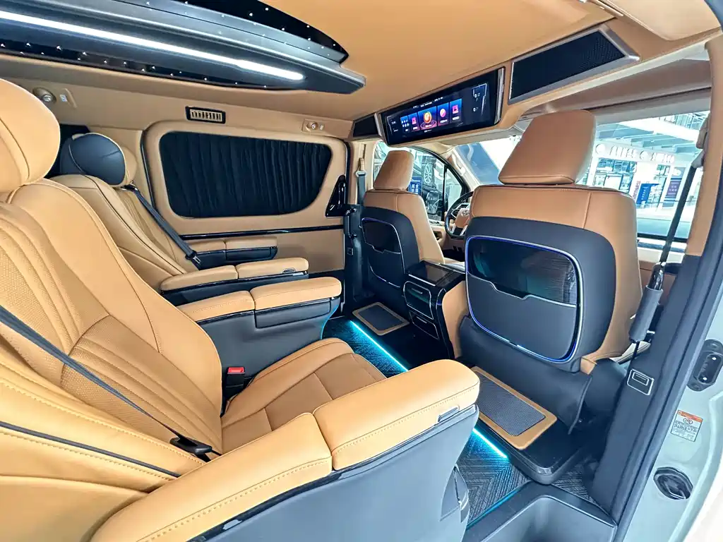 Toyota Hiace 2023 — фото 16