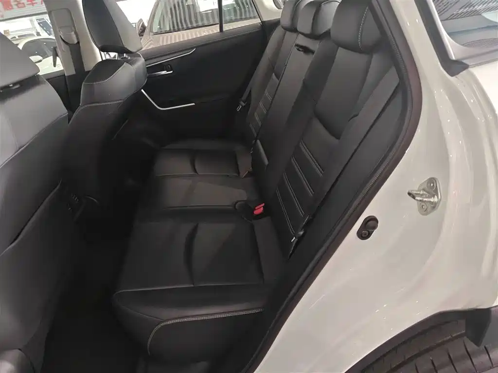 Toyota RAV4 2022 — фото 17