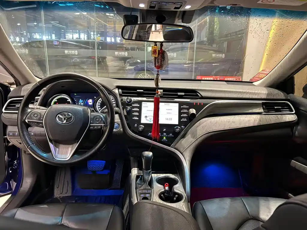 Toyota Camry 2018 — фото 12