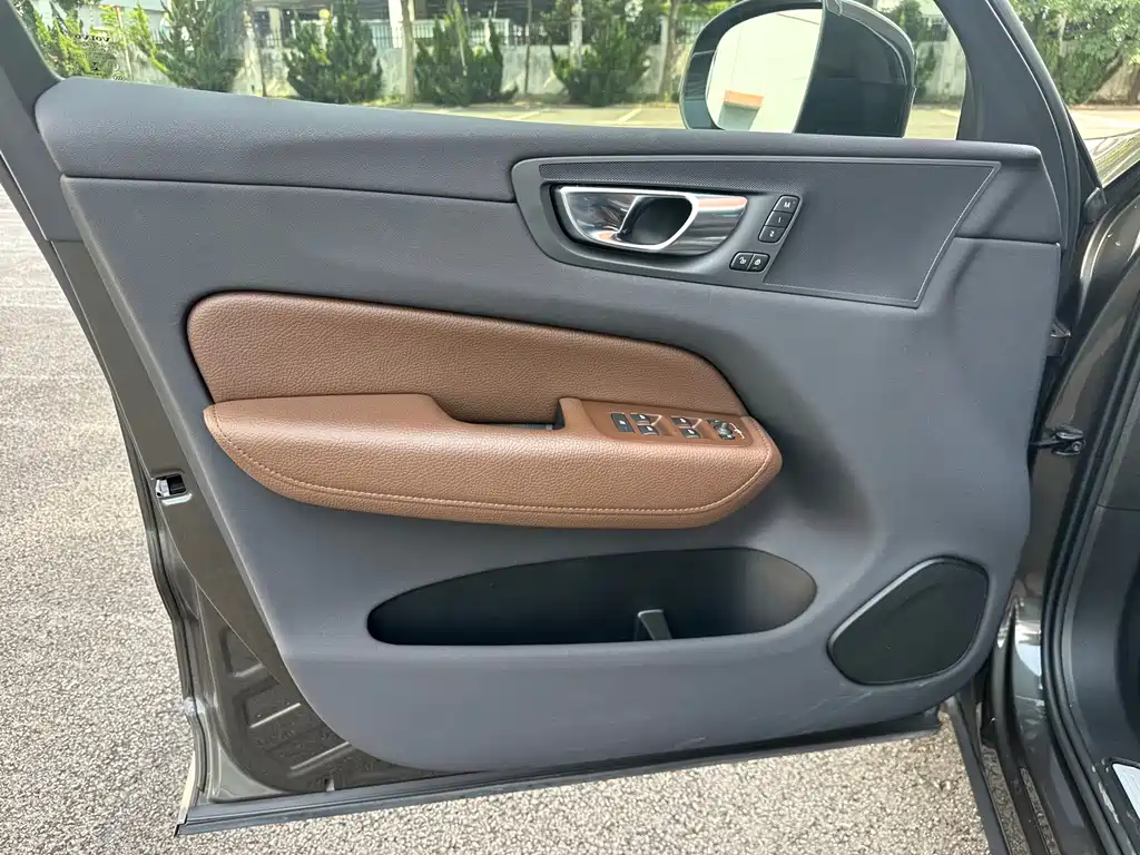 Volvo XC60 2021 — фото 15