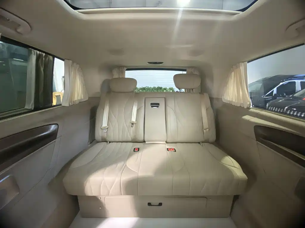 Mercedes-Benz V-Class 2023 — фото 17