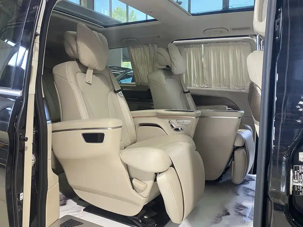 Mercedes-Benz V-Class 2023 — фото 11