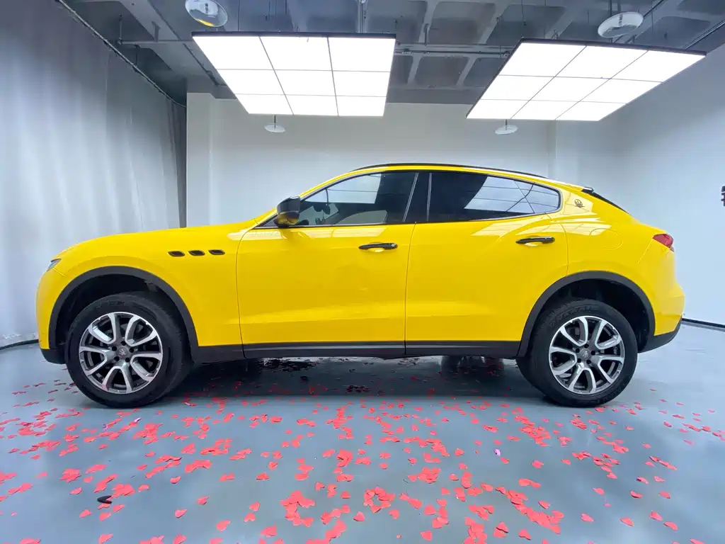 Maserati Levante 2017 — фото 10