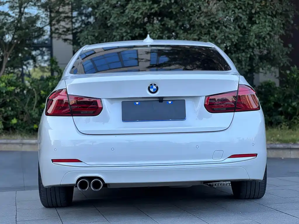 BMW 3 Series 2018 — фото 10