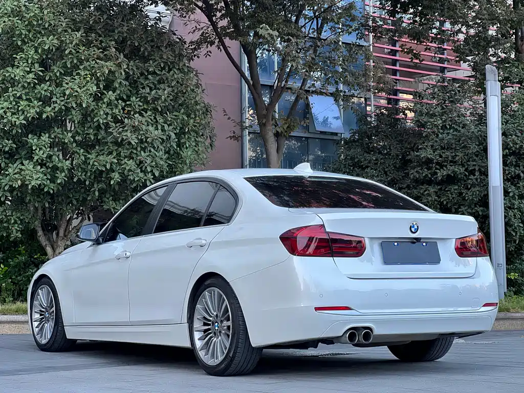 BMW 3 Series 2018 — фото 11