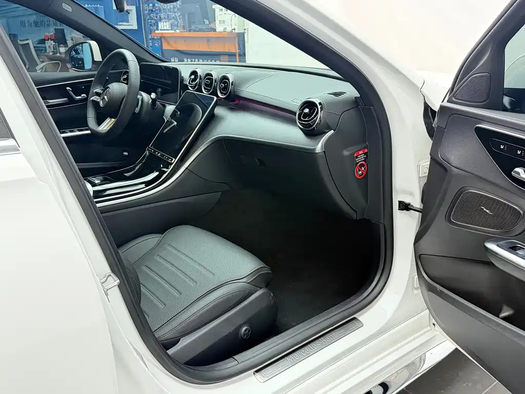Mercedes-Benz C-Class 2025 — фото 16
