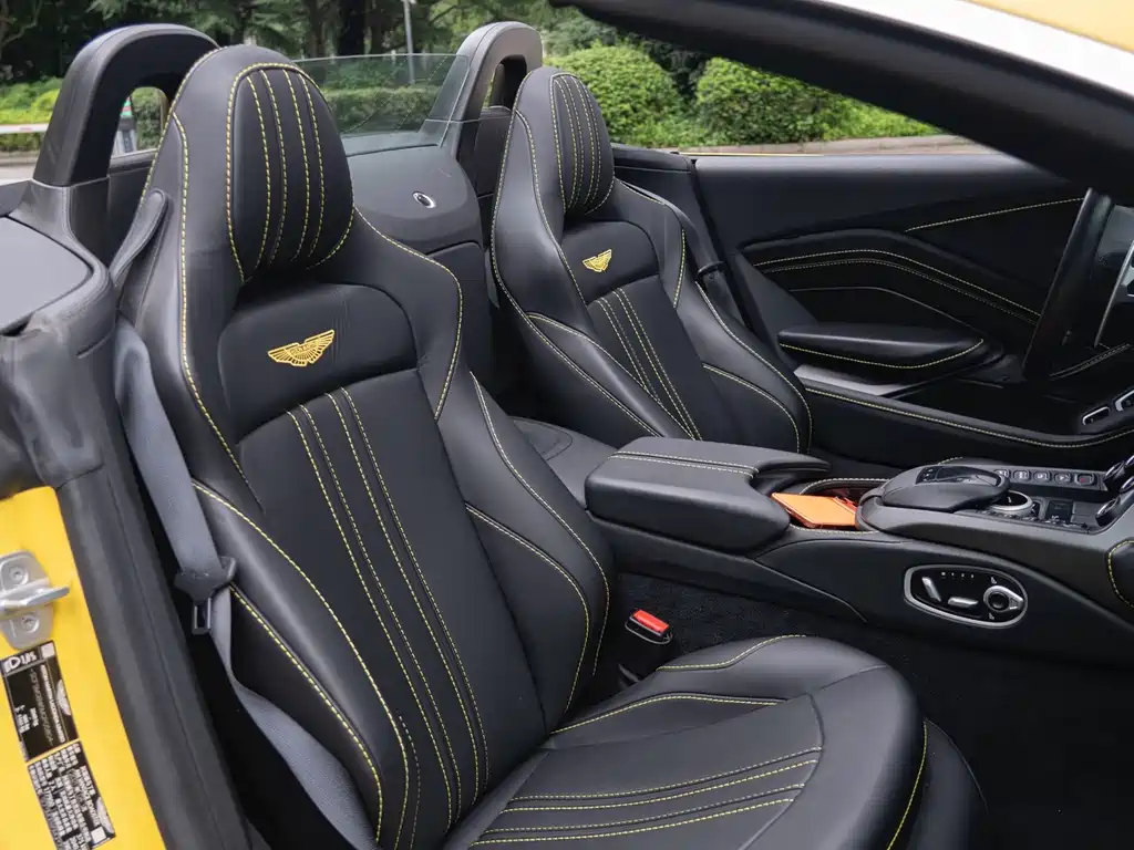 Aston Martin V8 Vantage 2022 — фото 15
