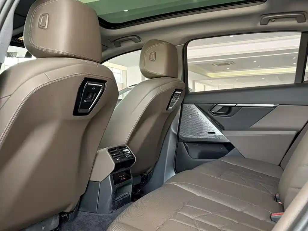 BMW 5 Series 2025 — фото 14