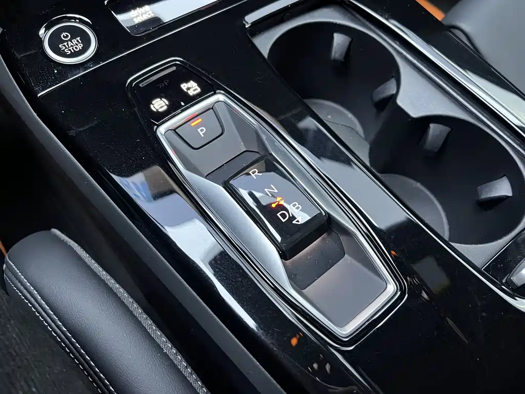 Audi Q6L e-tron 2025 — фото 12