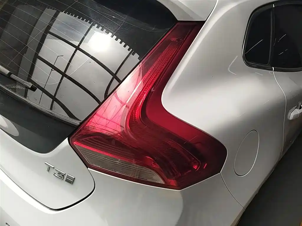 Volvo V40 2019 — фото 8