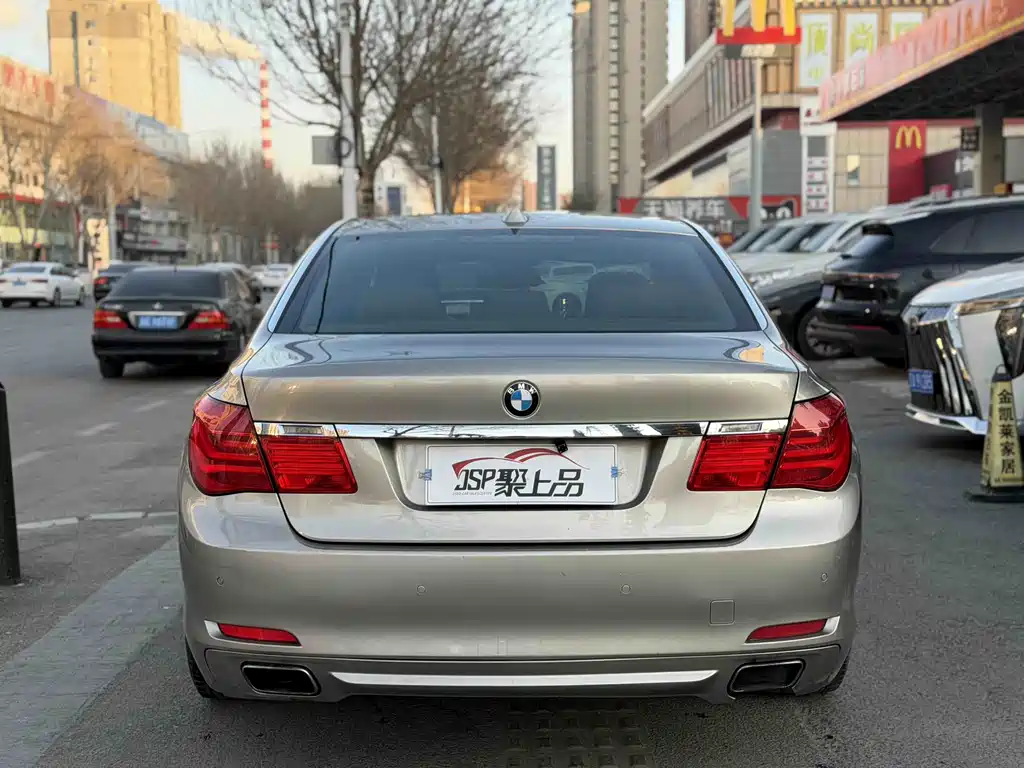 BMW 7 Series 2011 — фото 11