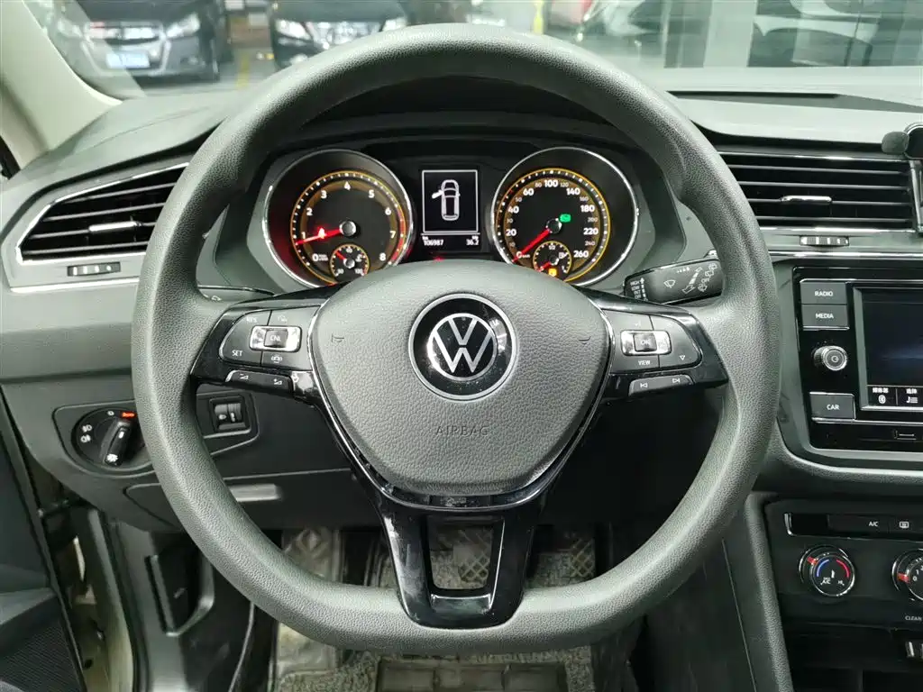 Volkswagen Tiguan L 2021 — фото 3