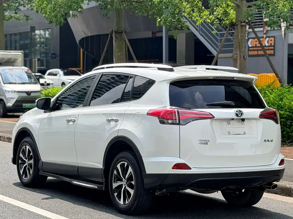 Toyota RAV4 2017 — фото 17