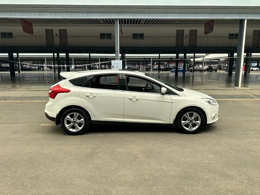 Ford Focus 2014 — фото 4
