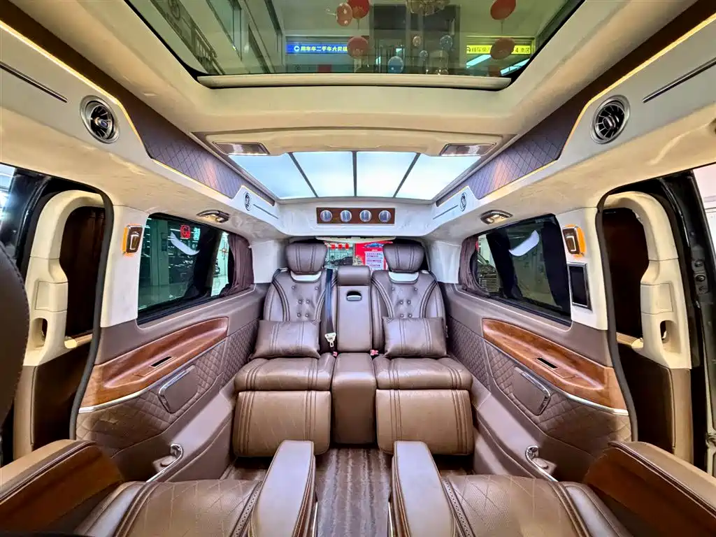 Mercedes-Benz V-Class 2021 — фото 17