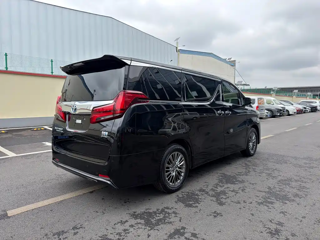 Toyota Alphard 2023 — фото 15