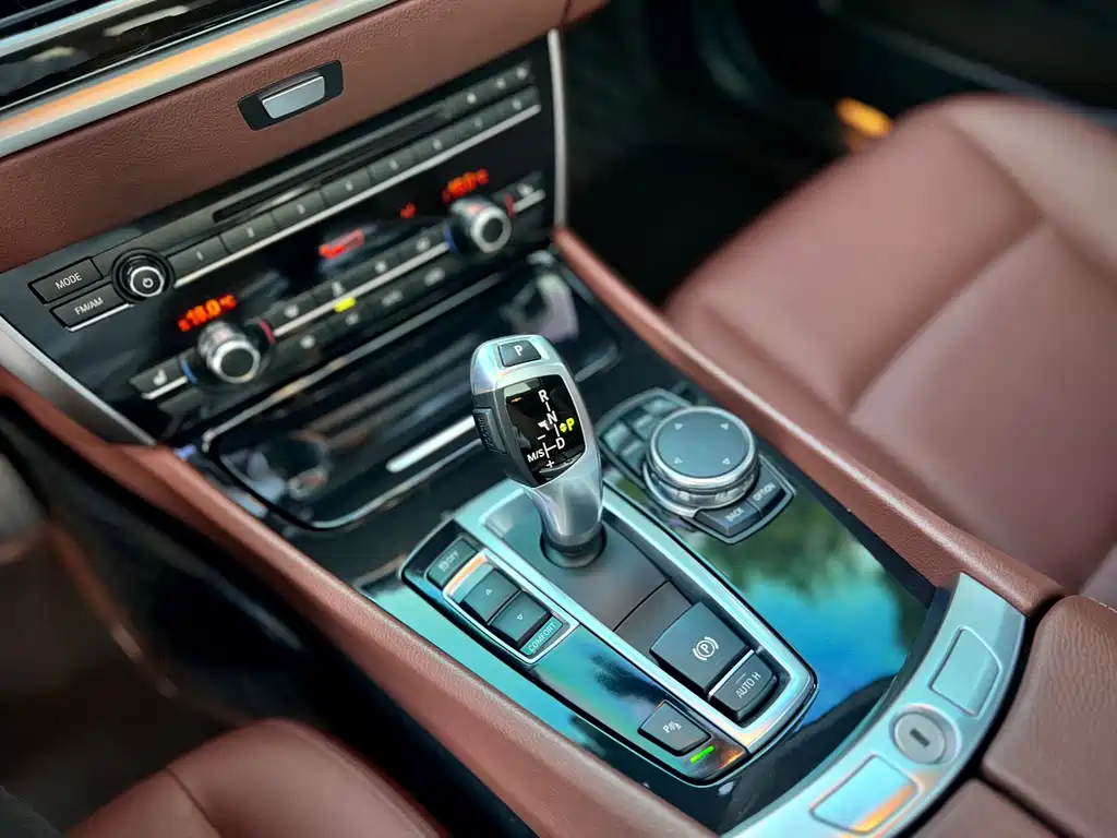 BMW 5 Series GT 2015 — фото 20
