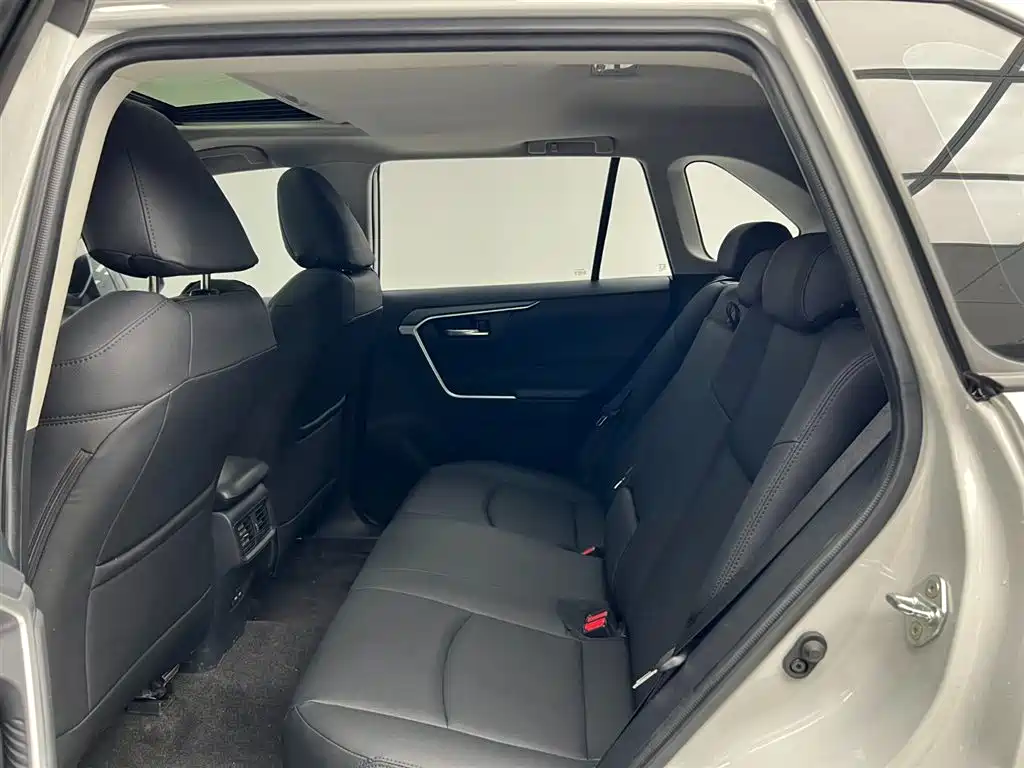 Toyota RAV4 2022 — фото 18