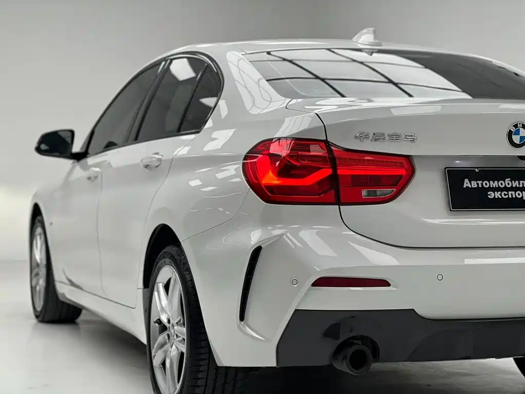 BMW 1 Series 2022 — фото 10