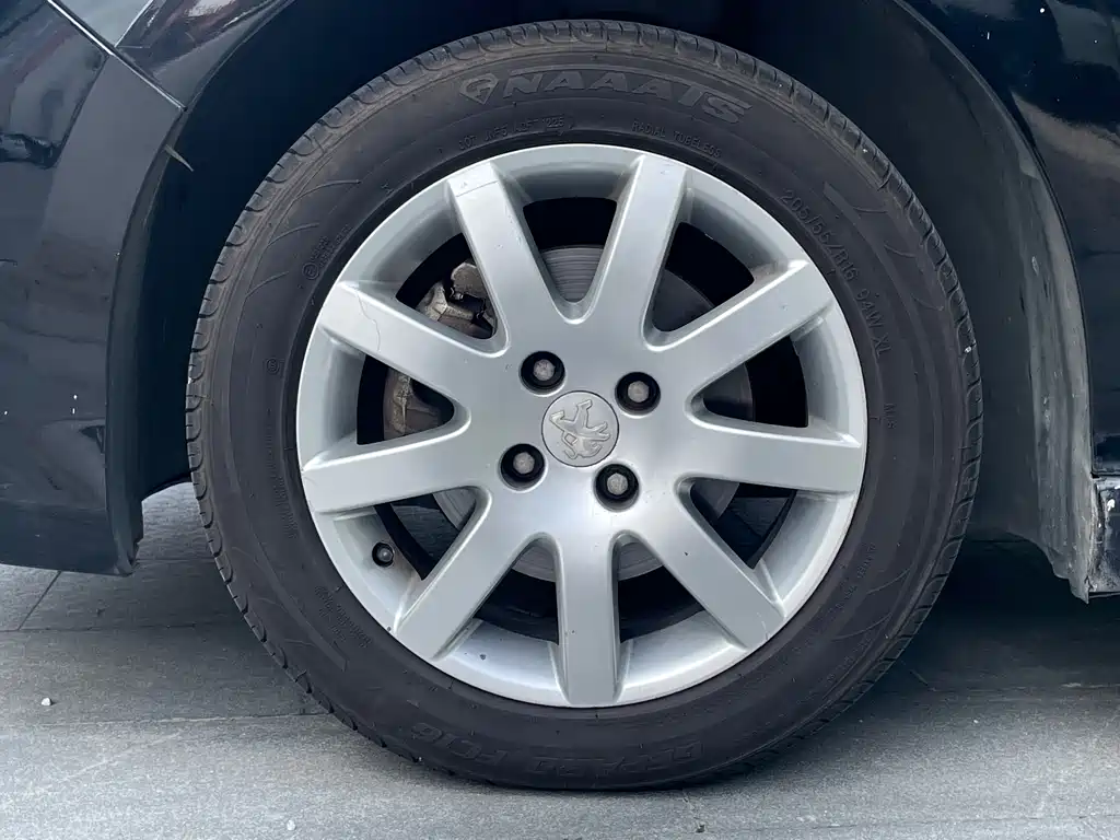 Peugeot 308 2015 — фото 12
