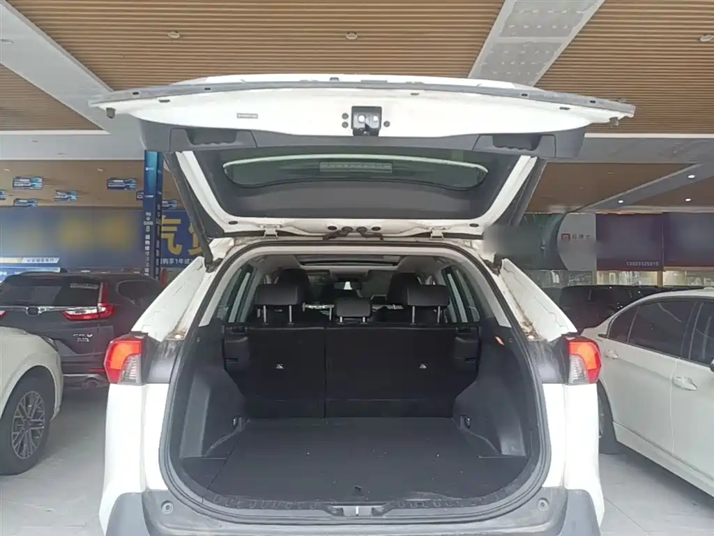 Toyota RAV4 2020 — фото 19