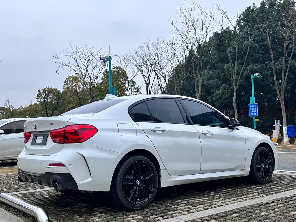 BMW 1 Series 2023 — фото 16