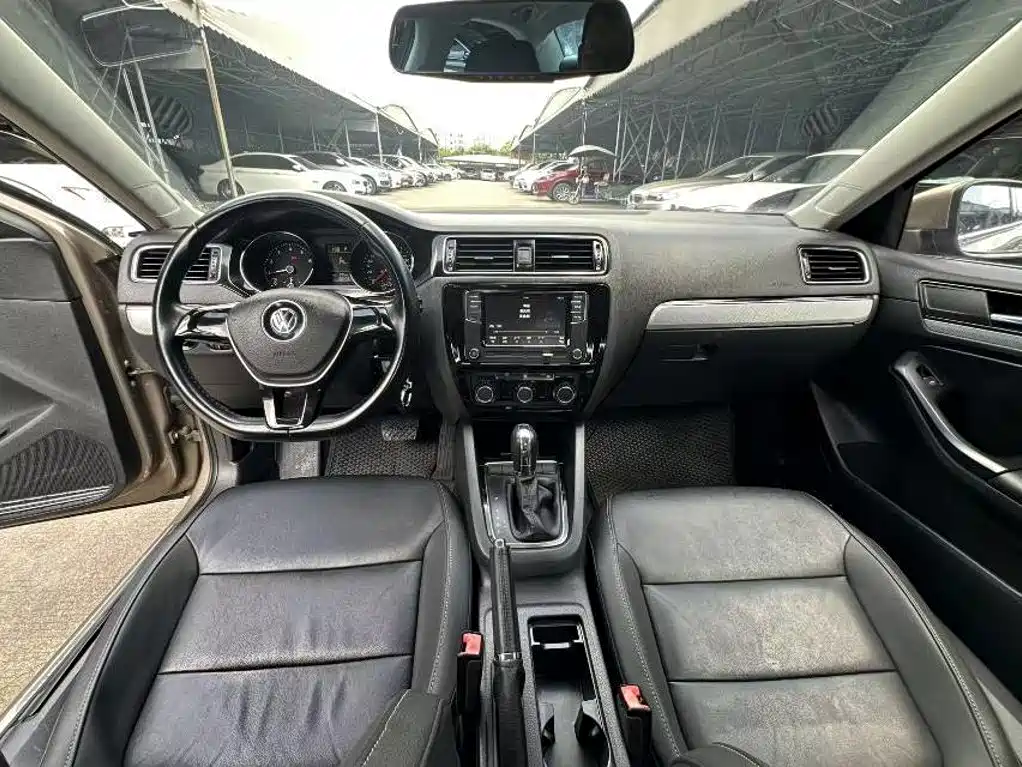 Volkswagen Sagitar 2016