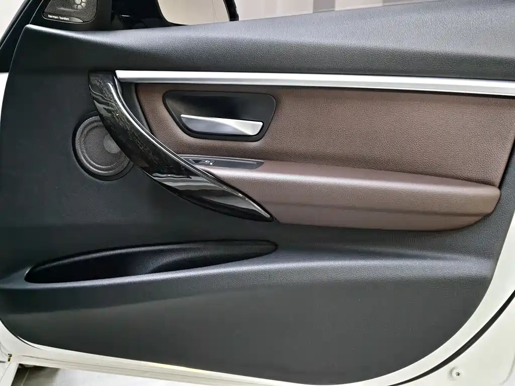 BMW 3 Series 2018 — фото 9