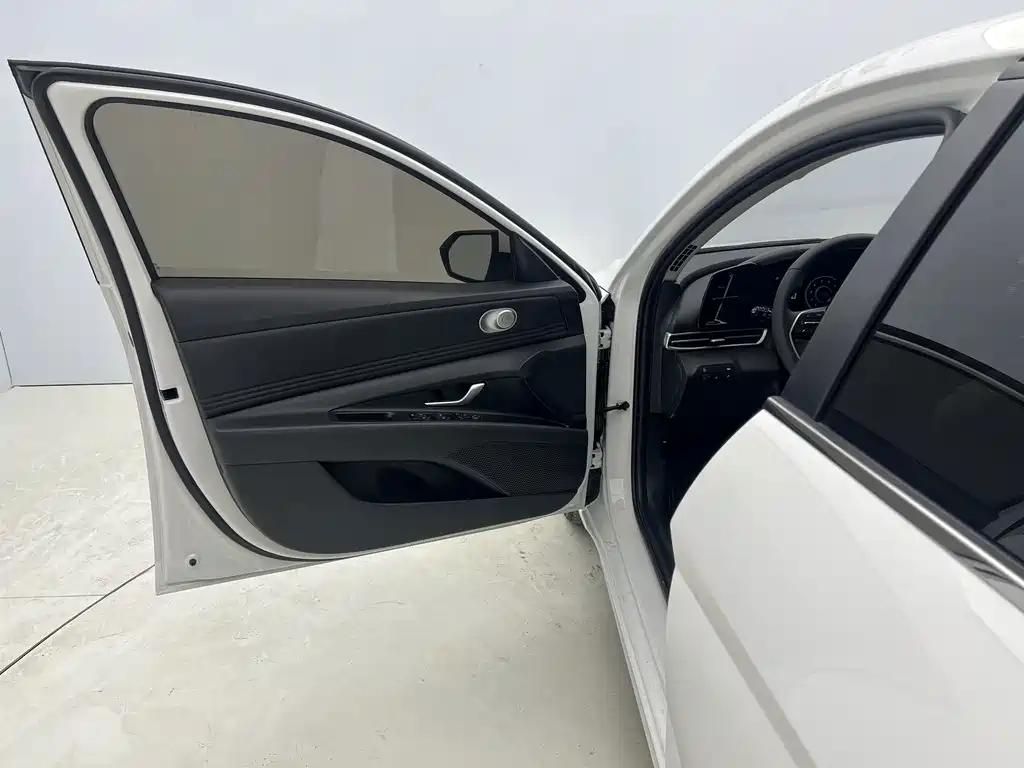 Hyundai Elantra 2023 — фото 14