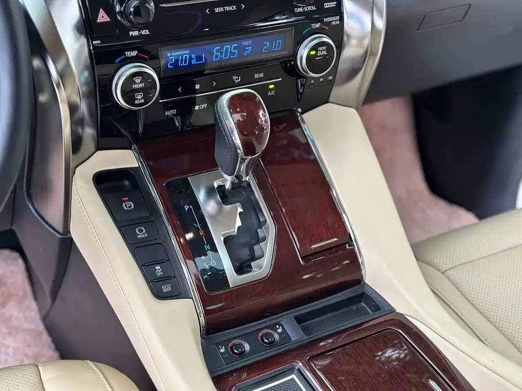 Toyota Alphard 2017 — фото 7