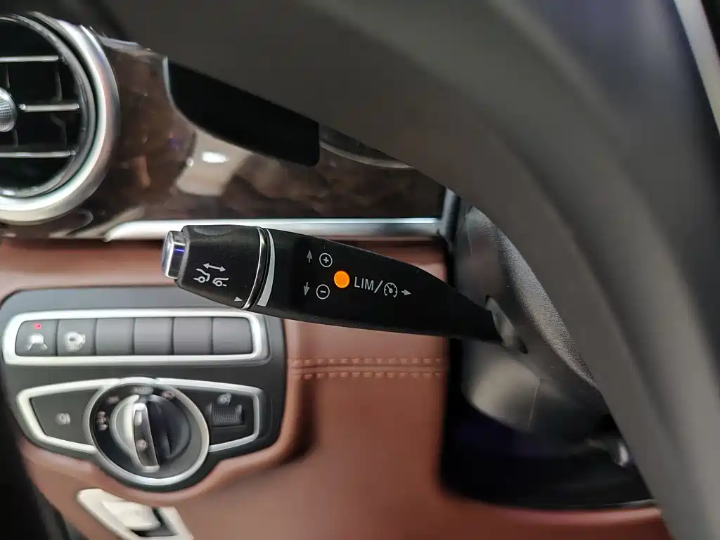 Mercedes-Benz V-Class 2020 — фото 19