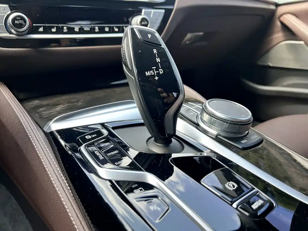 BMW 5 Series 2021 — фото 14