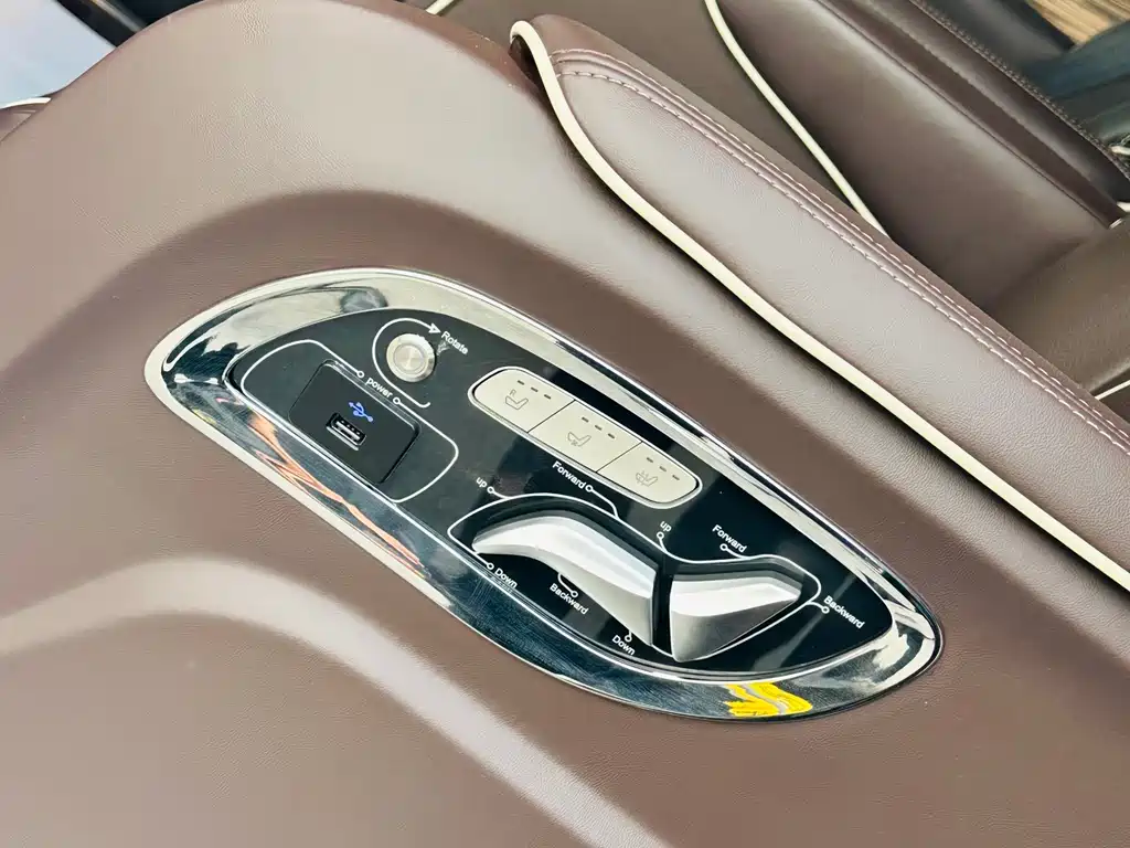 Mercedes-Benz V-Class 2019 — фото 15