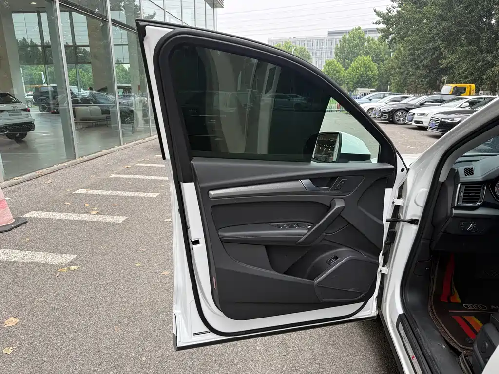 Audi Q5L 2023 — фото 11