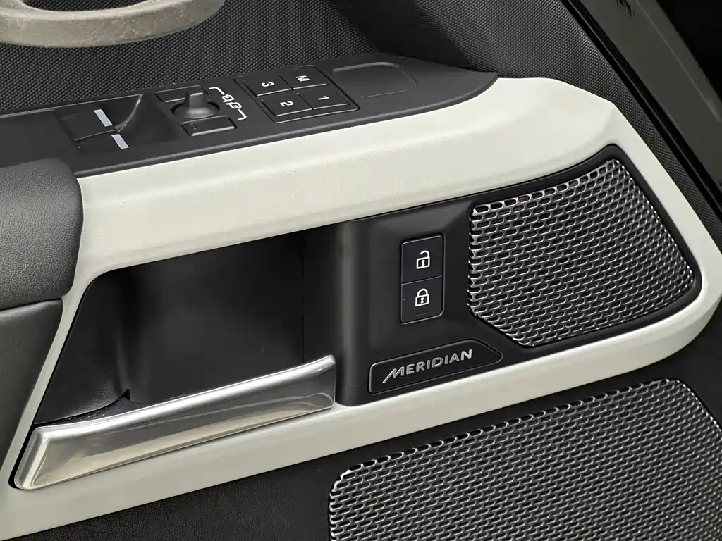 Land Rover Defender 2023 — фото 20