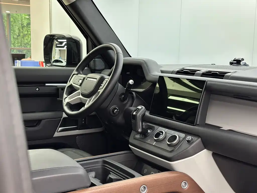 Land Rover Defender 2023 — фото 18
