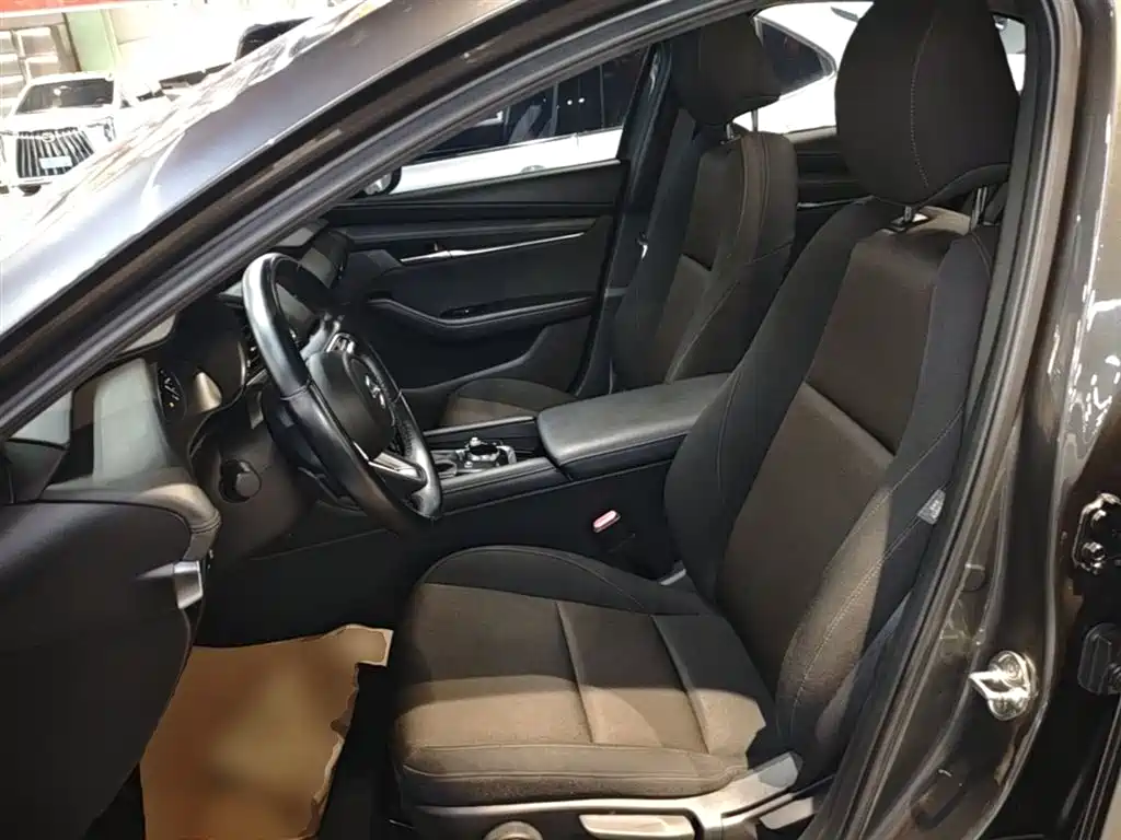 Mazda 3 Axela 2022 — фото 15