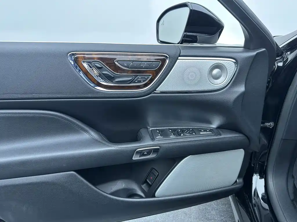 Lincoln Continental 2018 — фото 10