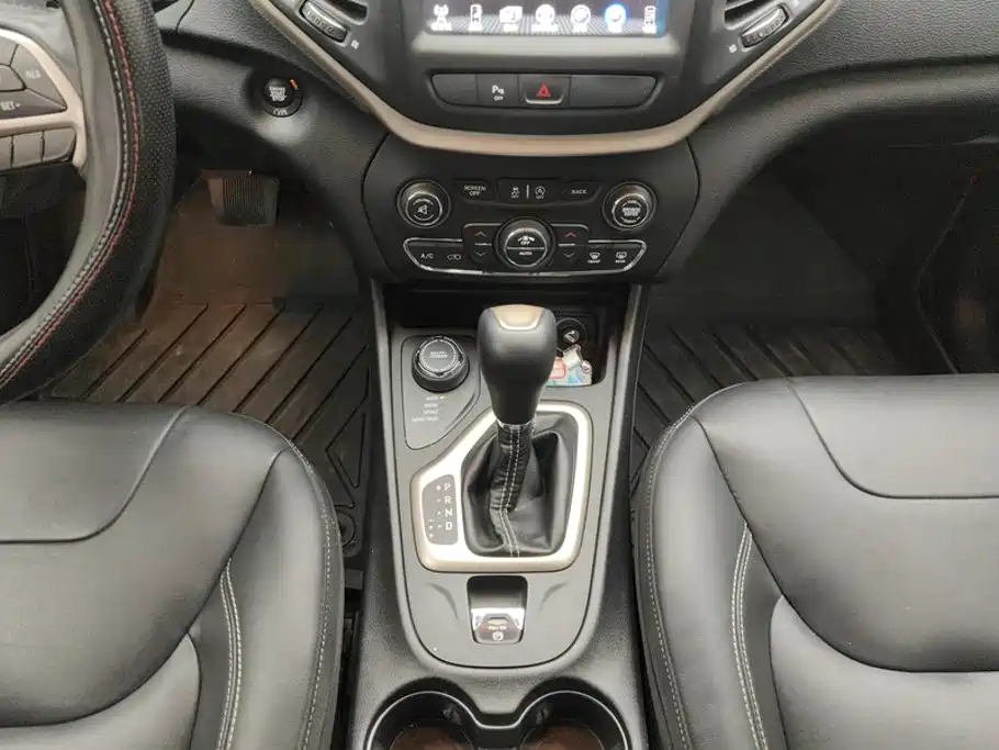 Jeep Cherokee 2018 — фото 16