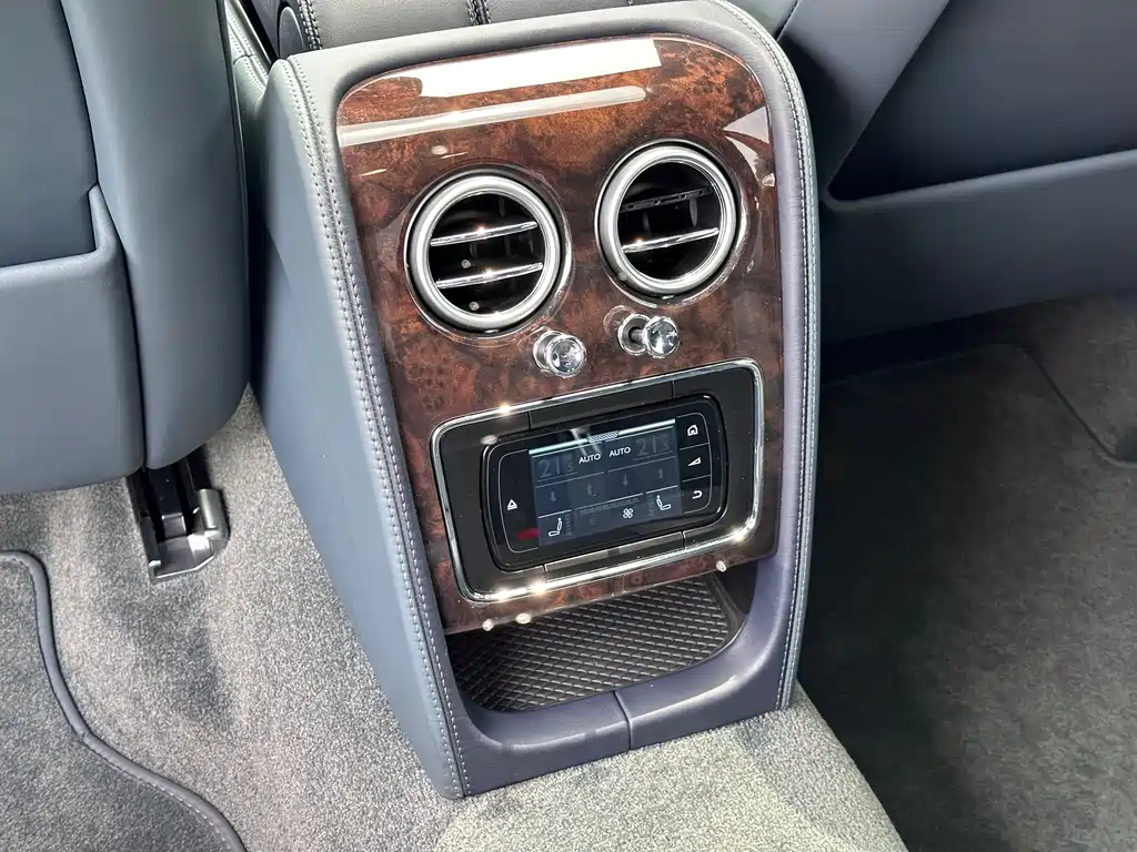 Bentley Flying Spur 2018 — фото 20